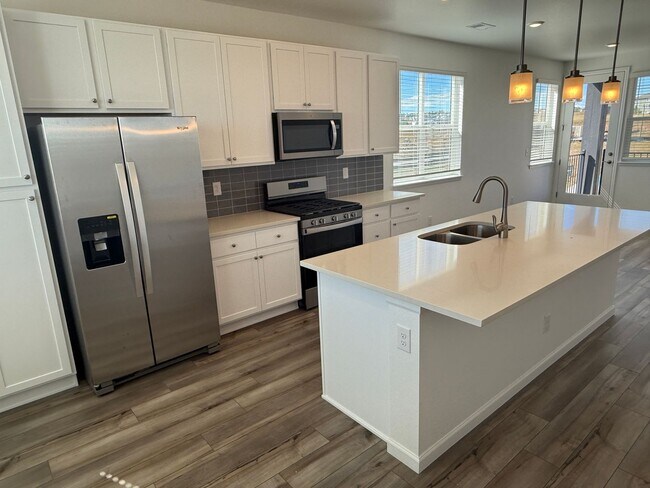 Building Photo - BRAND NEW 3 bedroom townhome in Castle Pines!