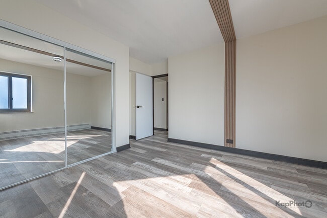 Building Photo - 7337 S South Shore Dr