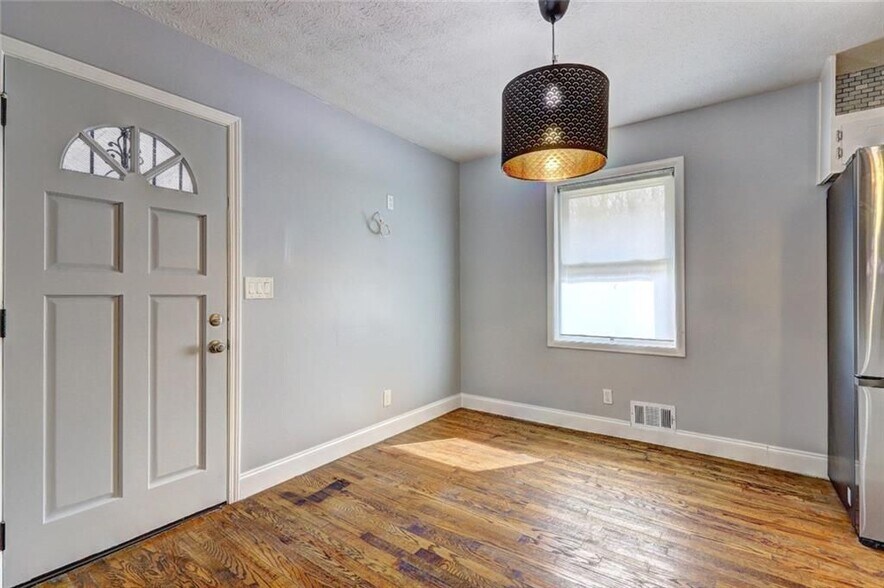 Building Photo - 667 Tara Cir SE