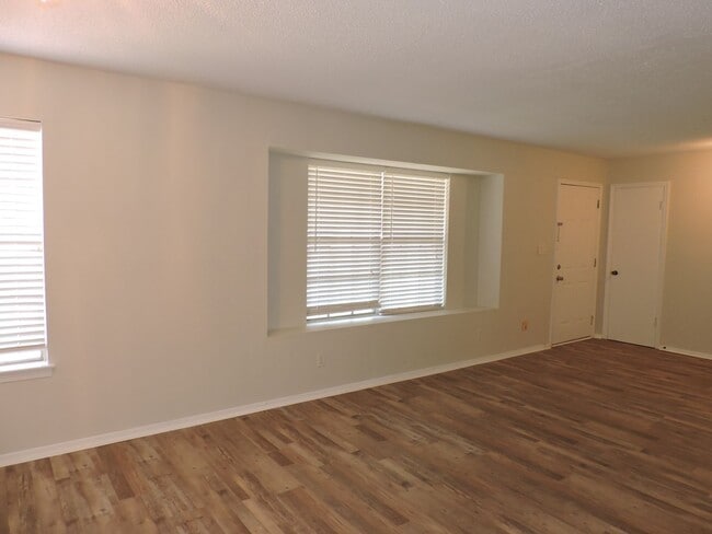 Building Photo - Great location in northeast Pensacola!