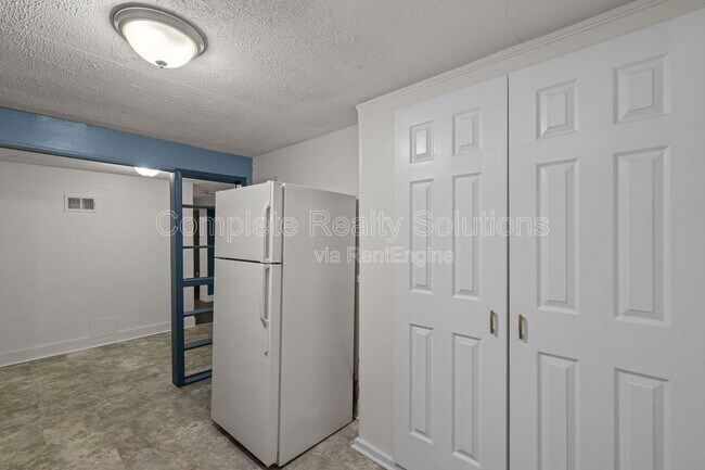 Building Photo - 465 S Dade Ave