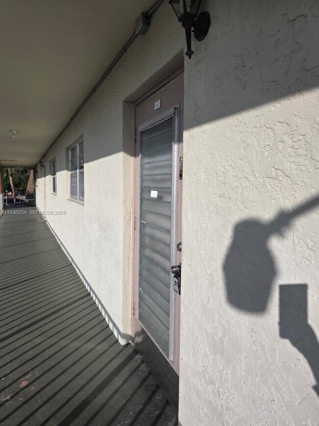 Building Photo - 609 S State Rd 7