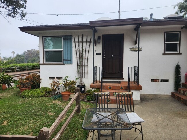 Building Photo - 1 Bedroom Cottage in Old Town