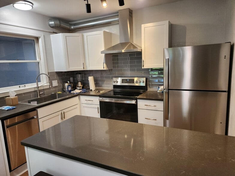 Primary Photo - 115 E Elm Ave