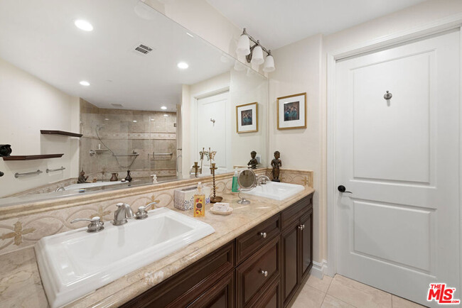 Building Photo - 6241 Crescent Park W