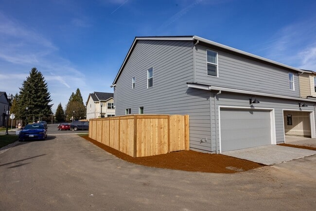 Building Photo - Three bedroom townhouse in Hazel Dell - Central Air Conditioning