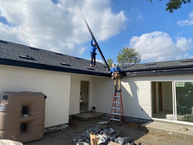 Energy efficient roof, windows, AC, yard - 13834 Lyle St