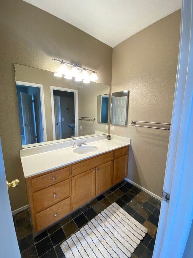 Building Photo - Low Deposit W/ Garage Parking & In Unit Laundry!