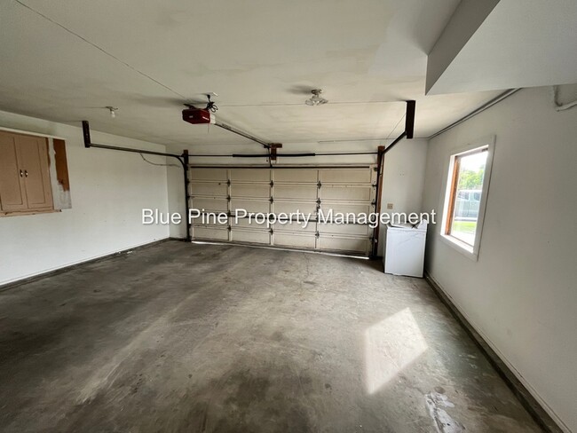 Building Photo - 1190 York Dr