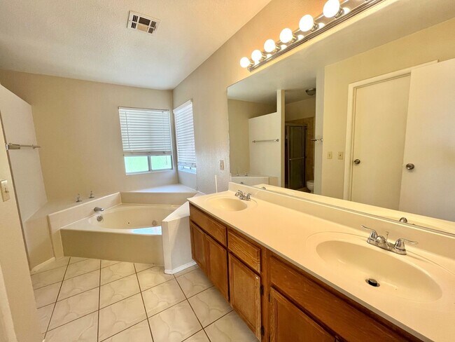Building Photo - Gorgeous 4 Bedroom Home with Pool & Spa Located in The Lakes