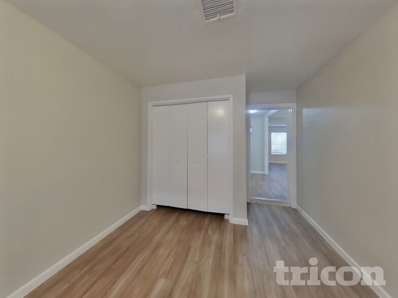 Building Photo - 904 W Yale Dr