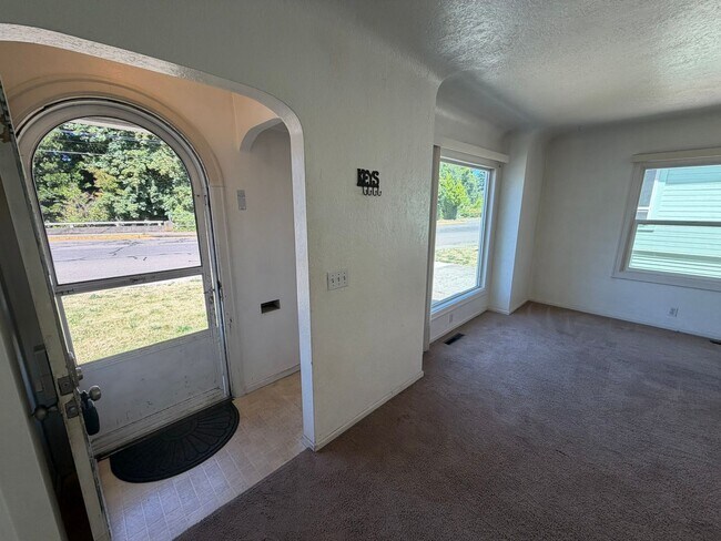 Building Photo - 2 Bedroom with a garage with Large fenced yard!