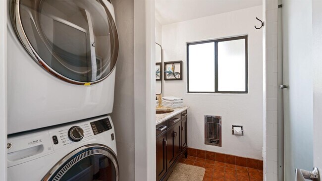 Building Photo - 6131 Batesole Dr