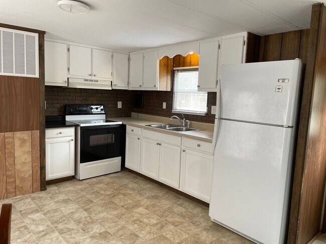 Building Photo - 2 BDRM 1.5 BA SINGLEWIDE MOBILE HOME IN PARK LOCATED IN ROBBINS