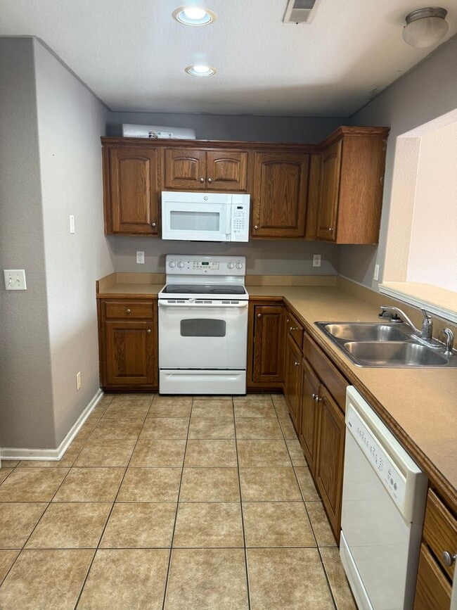 Building Photo - Charming Townhome, Prime Location, Cozy Li...