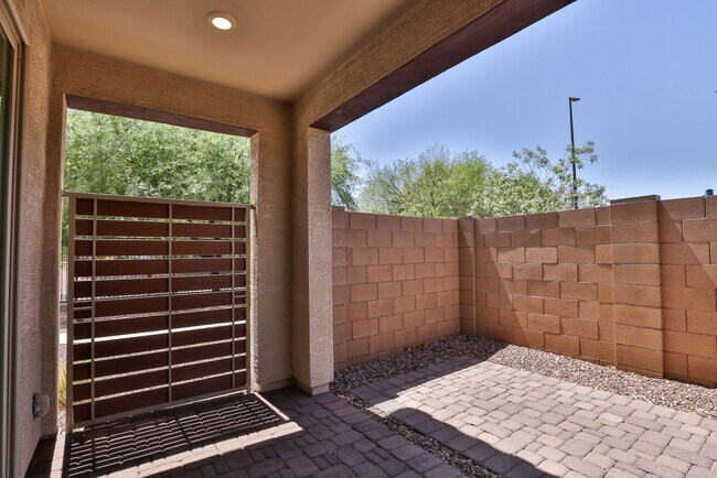 Building Photo - Gorgeous 4bed/3 bath End Unit Condo in Gil...