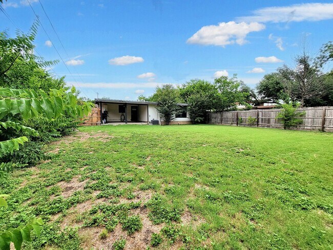 Building Photo - Inviting 3BD/1BA Home with Large Yard and ...