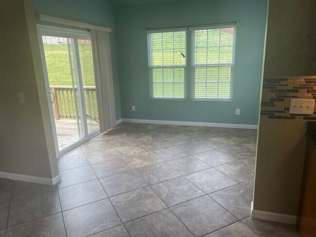 Building Photo - Large 3 Bedroom/2.5 Bath/Bonus/Florida Room