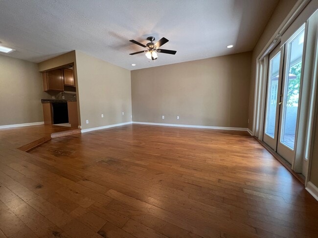 Building Photo - Audubon Park 2/2 Corner Unit Villa with La...