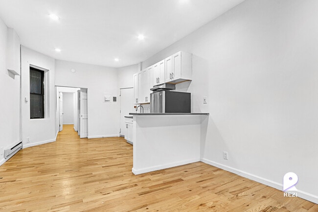 Building Photo - 324 W 49th St