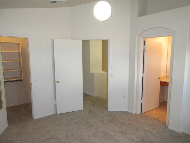 Building Photo - 6501 San Antonio Dr NE