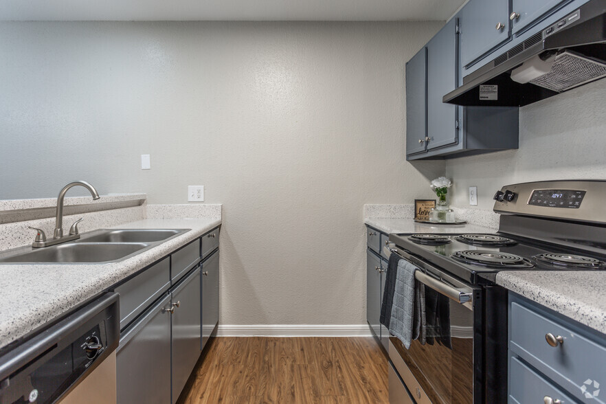 Kitchen - The Townhomes on Three