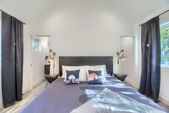 Building Photo - 1503 E 3rd St