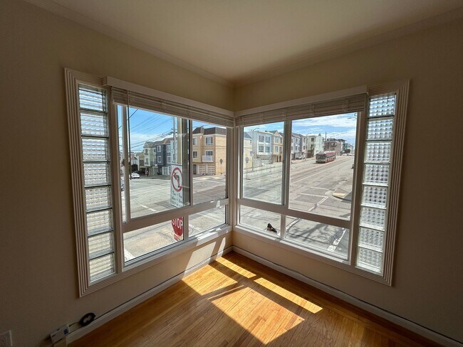 Building Photo - 1401-1403 34th Avenue (926r)