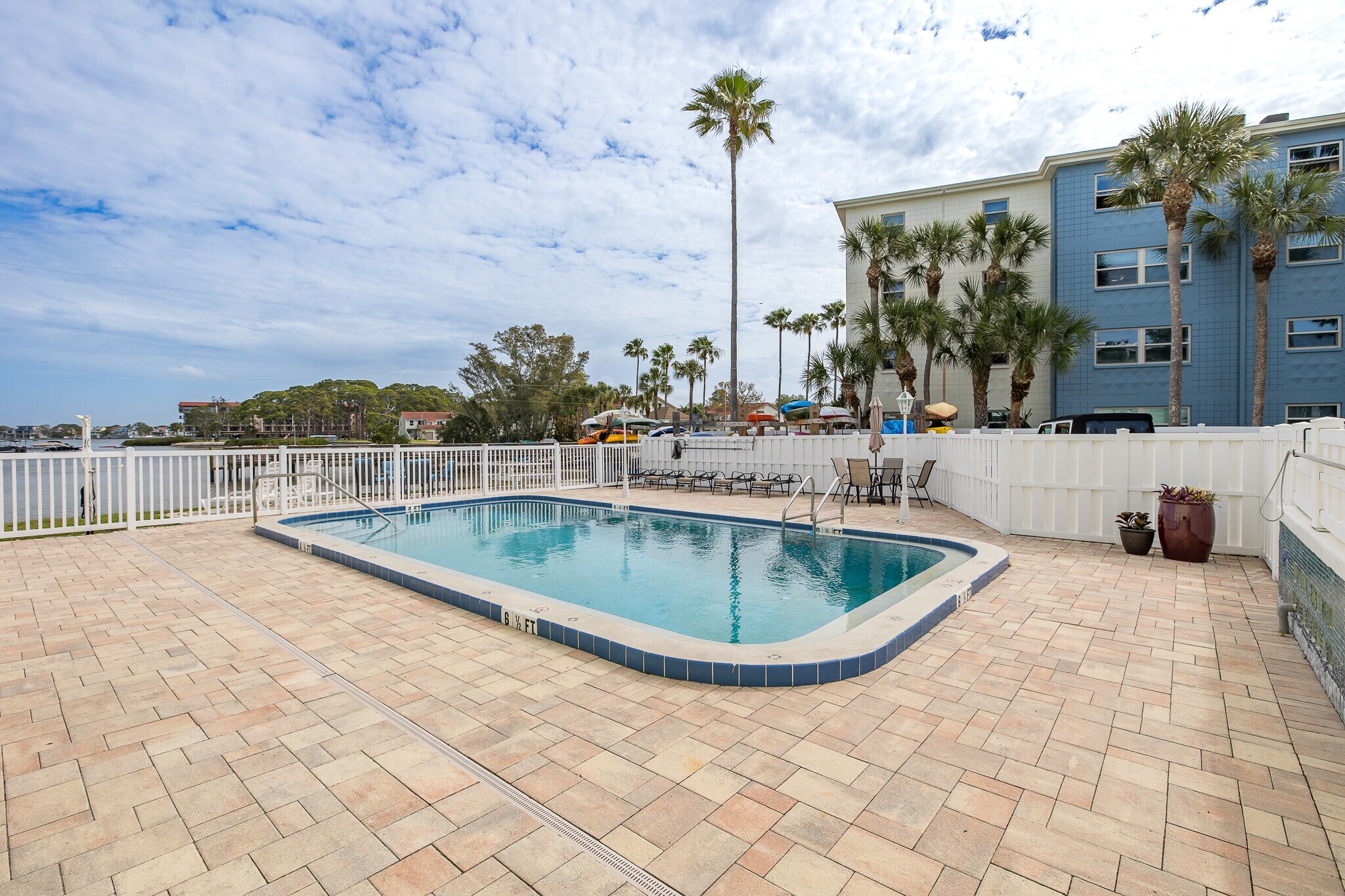 Building Photo - 464 N Paula Dr