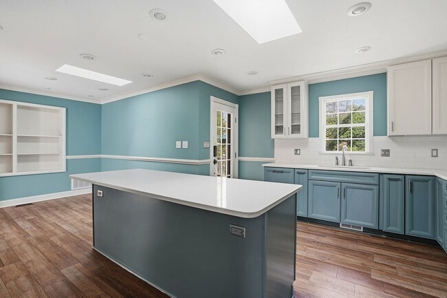 Building Photo - LIVE IN THE HEART OF RALEIGH-BEAUTIFUL AND FUNCTIONAL HOME AWAITS YOU!