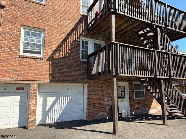 Building Photo - 6 Columbia Dr