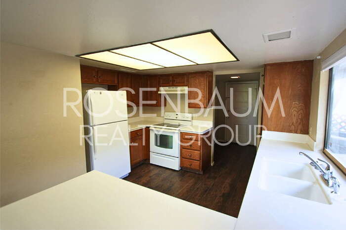 Building Photo - 824 E Junction St