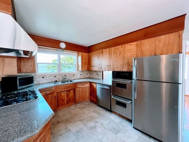 Building Photo - Ocean Views in the Sunset Cliffs area of O...