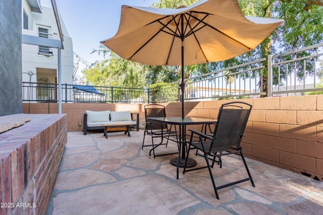 Building Photo - 706 E Washington St