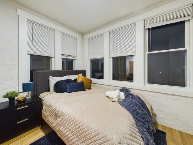 Building Photo - 2437 W Walton St