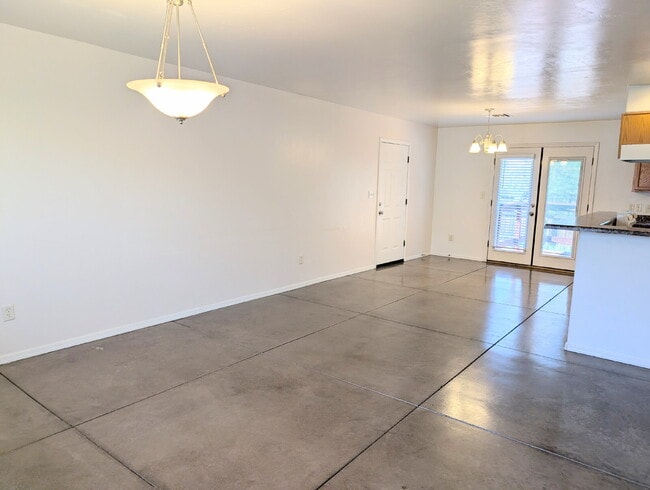 Building Photo - Move in October and get November rent FREE...