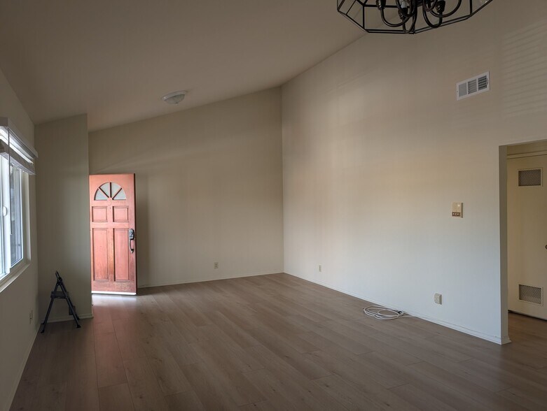 Building Photo - 1328 W Gardena Blvd