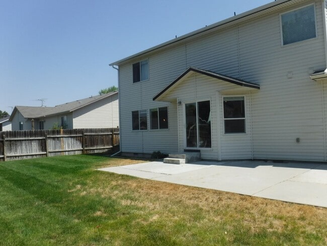 Building Photo - Spacious 4 bed 2.5 bath just off Amity and...