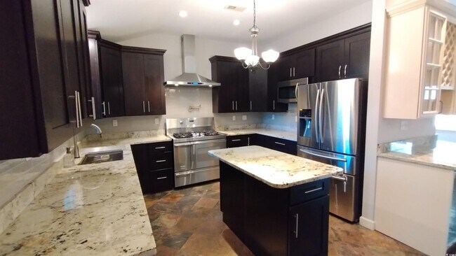 Building Photo - 710 Yucca Ave