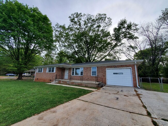 Building Photo - Full Brick 3 Bed 2 Bath Home in NW Huntsville