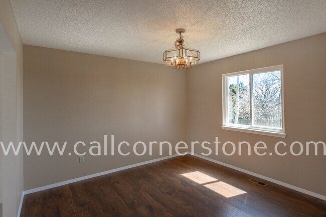 Building Photo - 940 Royal Crown Ln