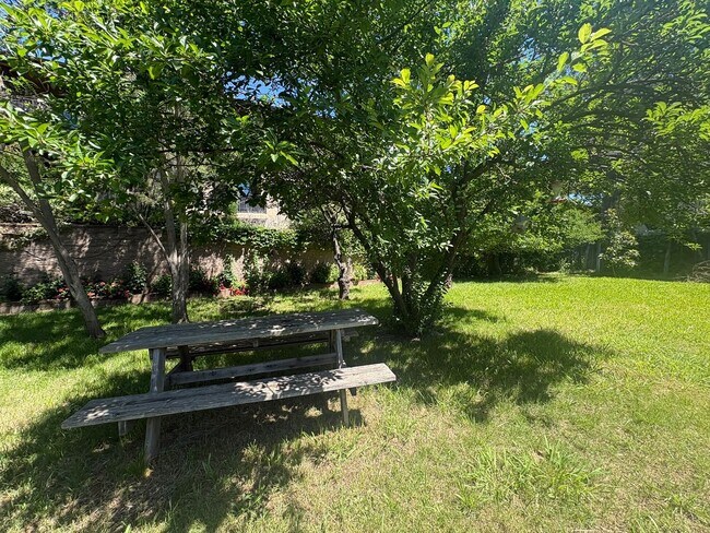 Building Photo - IMMEDIATE MOVE IN! Charming Vintage Sacramento 3 Bed / 1.5 Bath Home with Large Private Yard