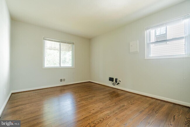 Building Photo - 728 N Wakefield St