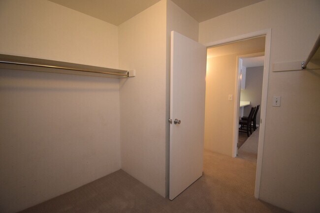 Building Photo - Spacious 1 bed 1 bath Condo on Foothill Dr!