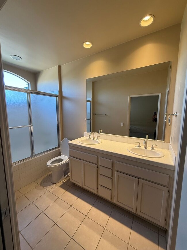 Building Photo - Beautiful 2 Bed, 2.5 Bath Townhome in Desi...