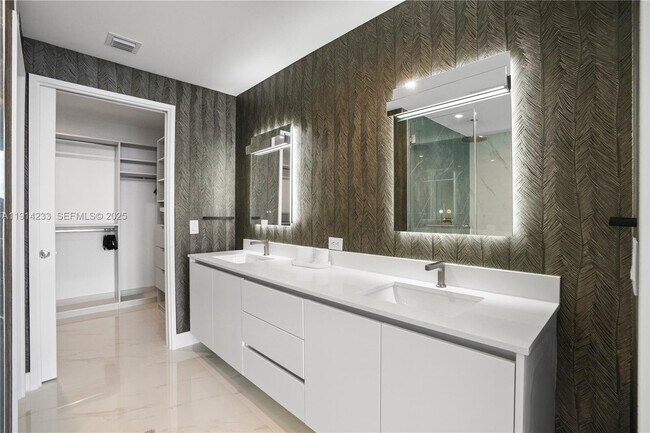 Building Photo - 700 NE 24th St