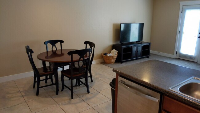 Building Photo - 122 S Tamarak Cir