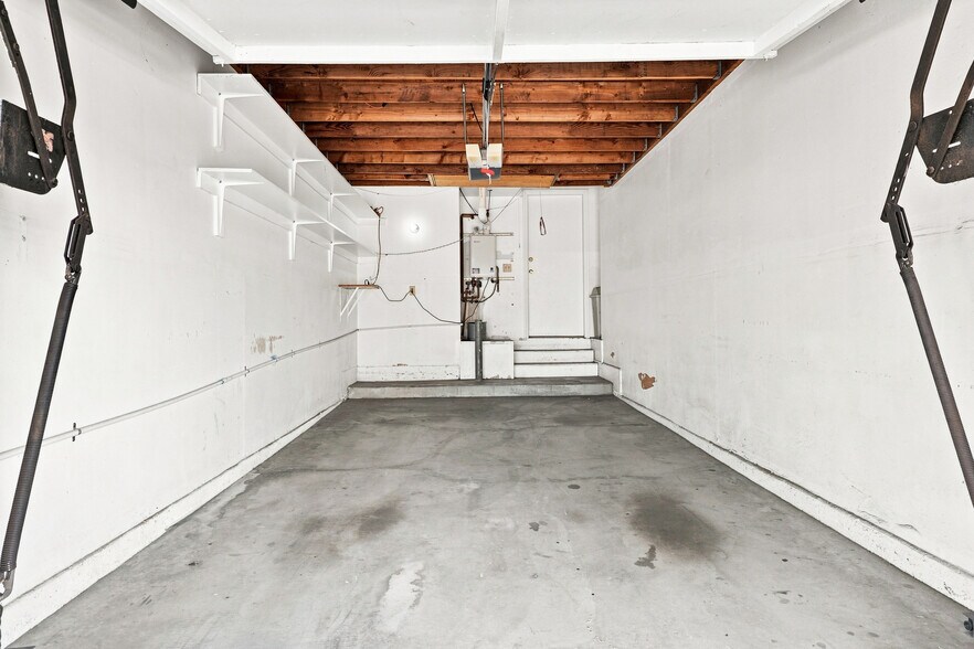 Direct-entry garage - 6638 N Clybourn Ave