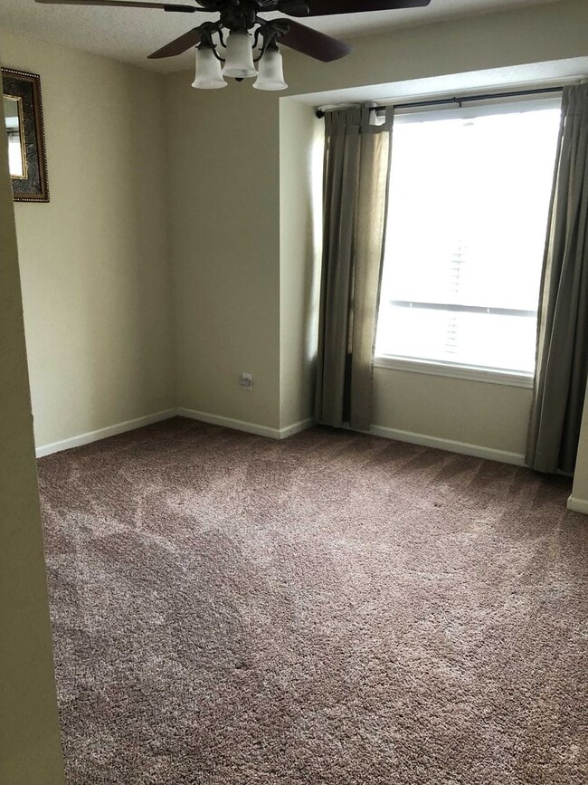 Building Photo - Spacious 3 Bed/2.5 Bath 2 Car Garage in th...