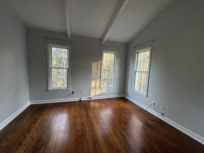 Building Photo - 2 Bedrooms, 2 Bathrooms - Home in Maplewood!